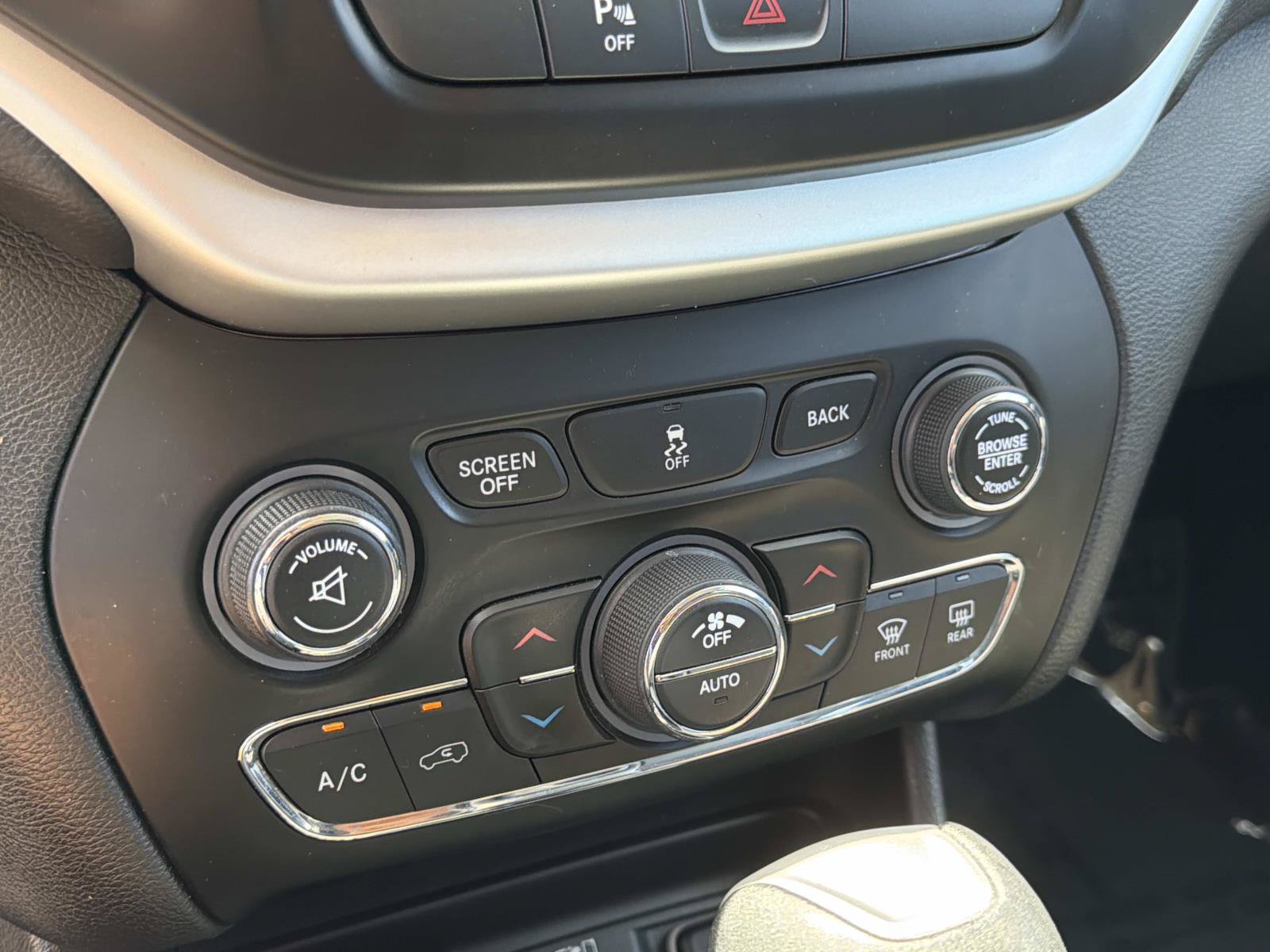 Used 2018 Jeep Cherokee Trailhawk AWD/4WD image 23