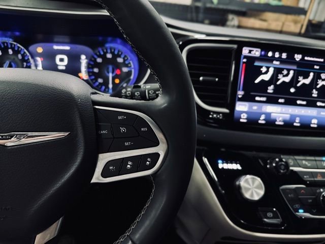 Used 2023 Chrysler Pacifica Touring-L FWD image 32