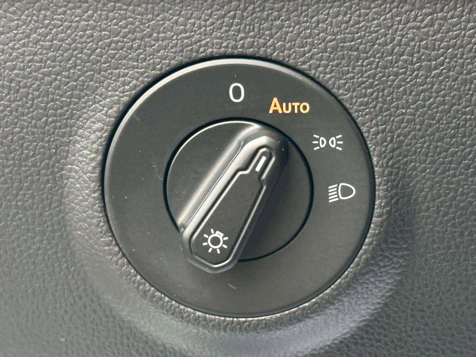 Certified 2022 Volkswagen Taos SE w/ Panoramic Sunroof Package image 19