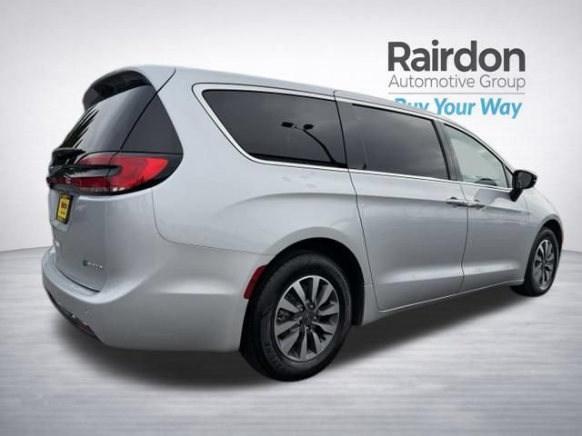 Used 2024 Chrysler Pacifica Limited FWD image 7