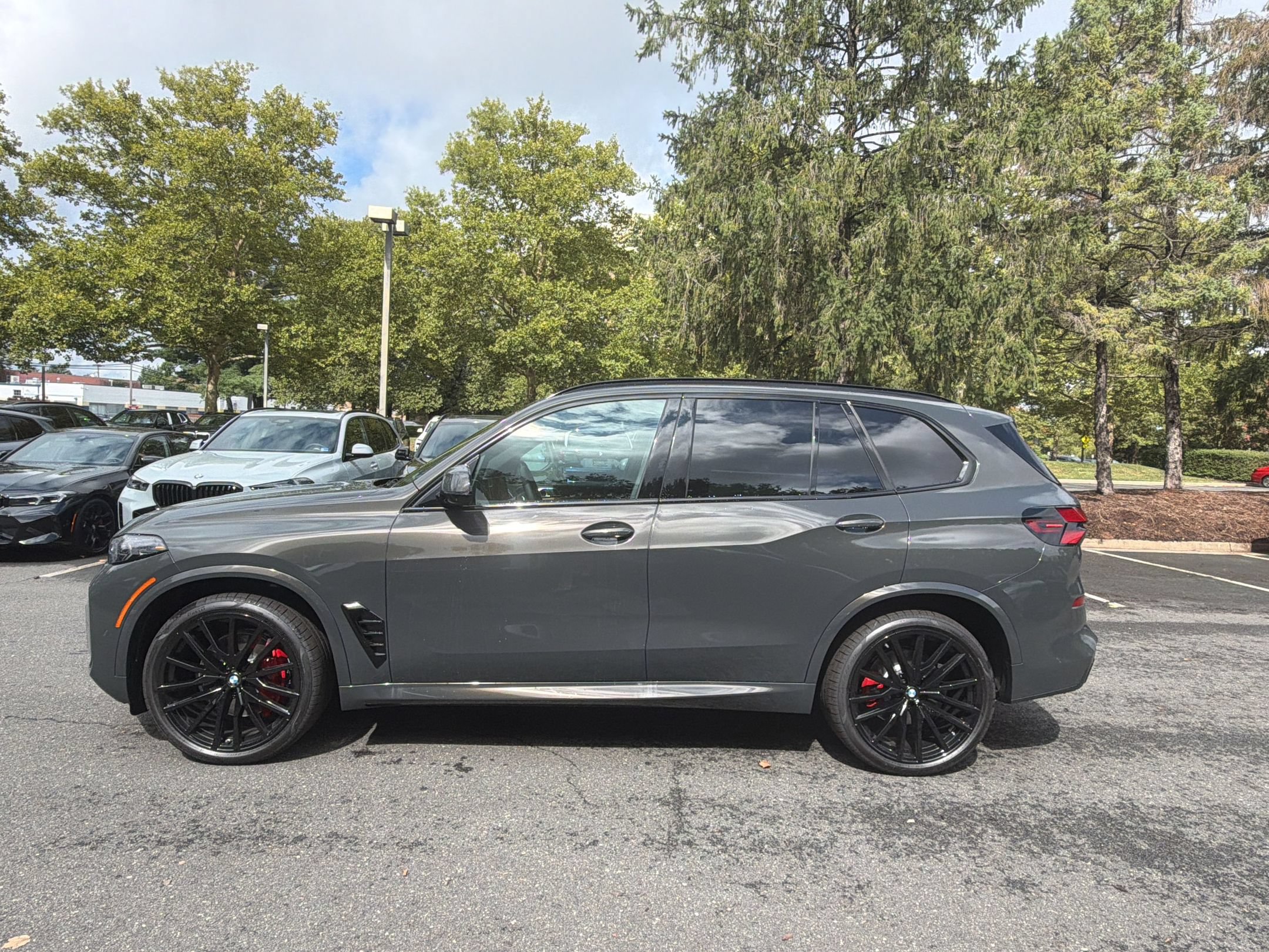 New 2026 BMW X5 xDrive40i w/ M Sport Package AWD/4WD image 2