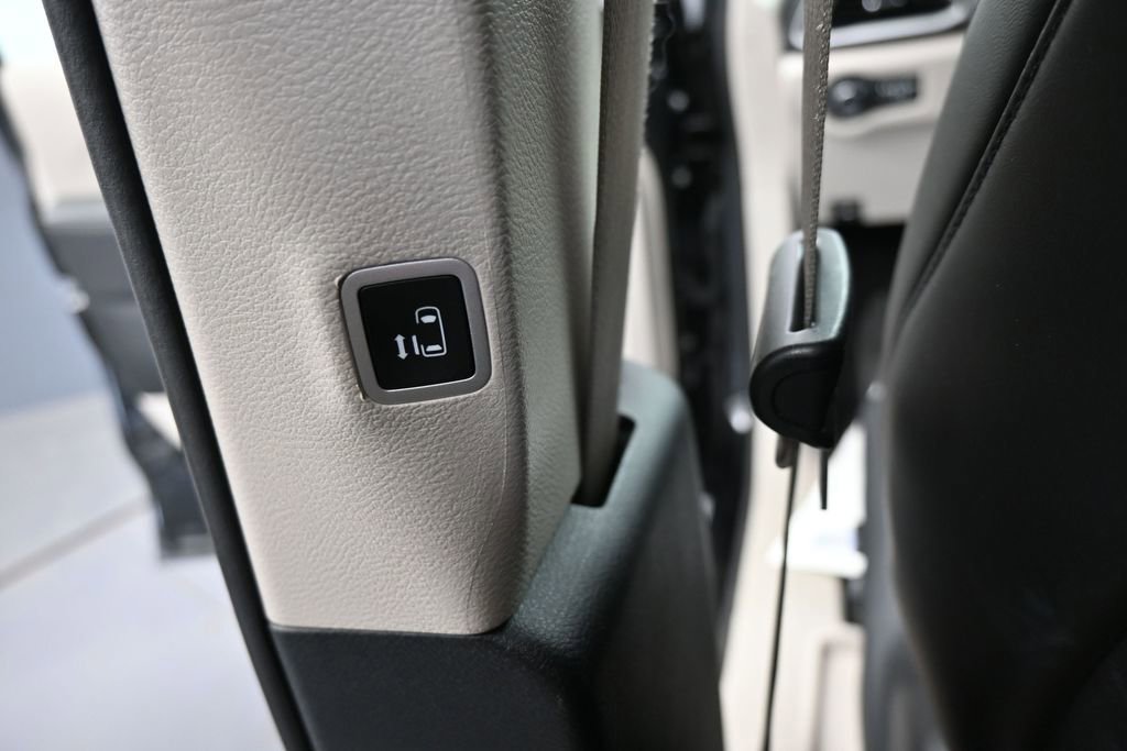 Used 2023 Chrysler Pacifica Touring-L FWD image 19