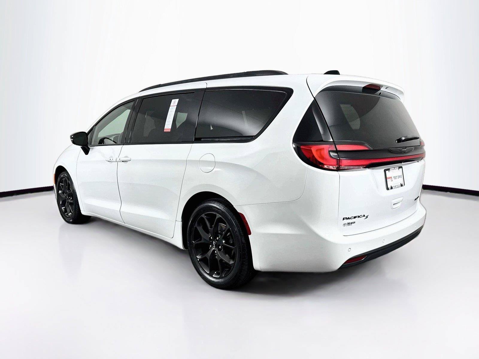 Used 2025 Chrysler Pacifica Limited FWD image 13
