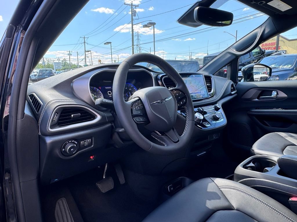 Used 2026 Chrysler Pacifica Select w/ S Appearance Package FWD image 12