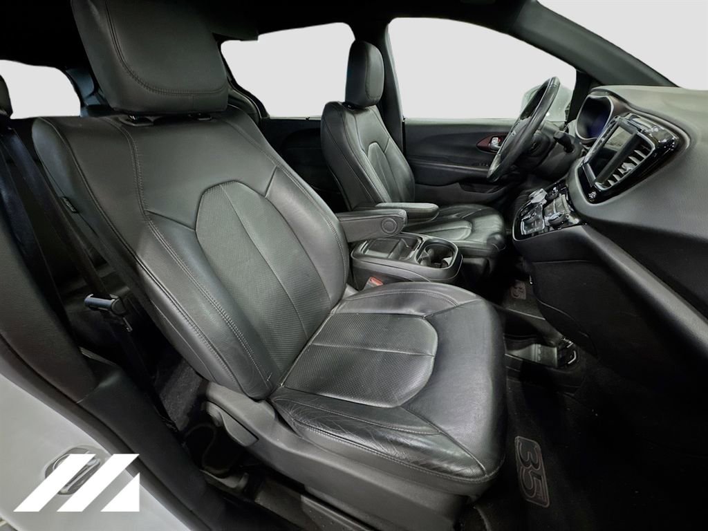 Used 2020 Chrysler Pacifica Touring-L FWD image 30