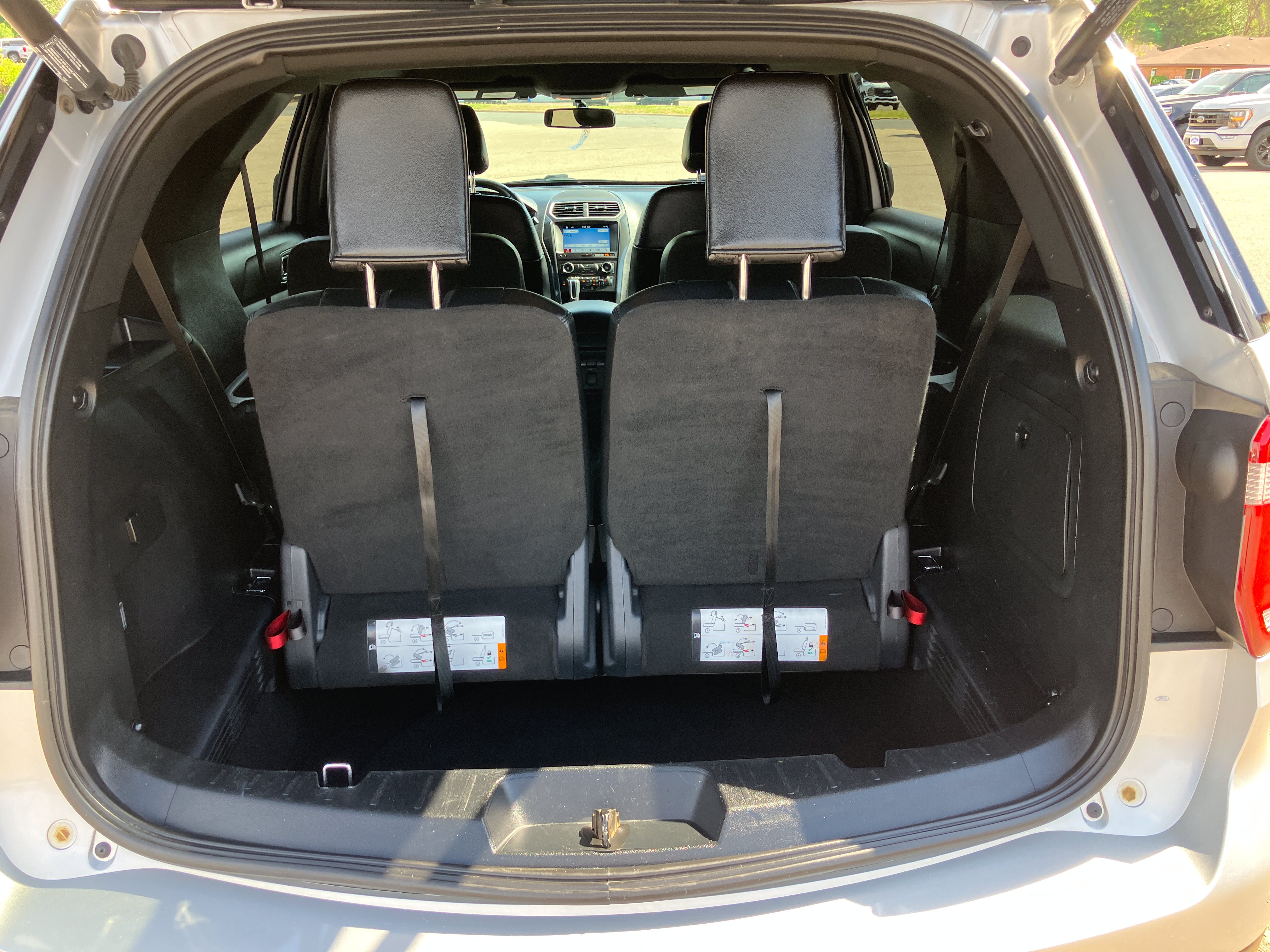 Used 2017 Ford Explorer XLT w/ Equipment Group 202A AWD/4WD image 20