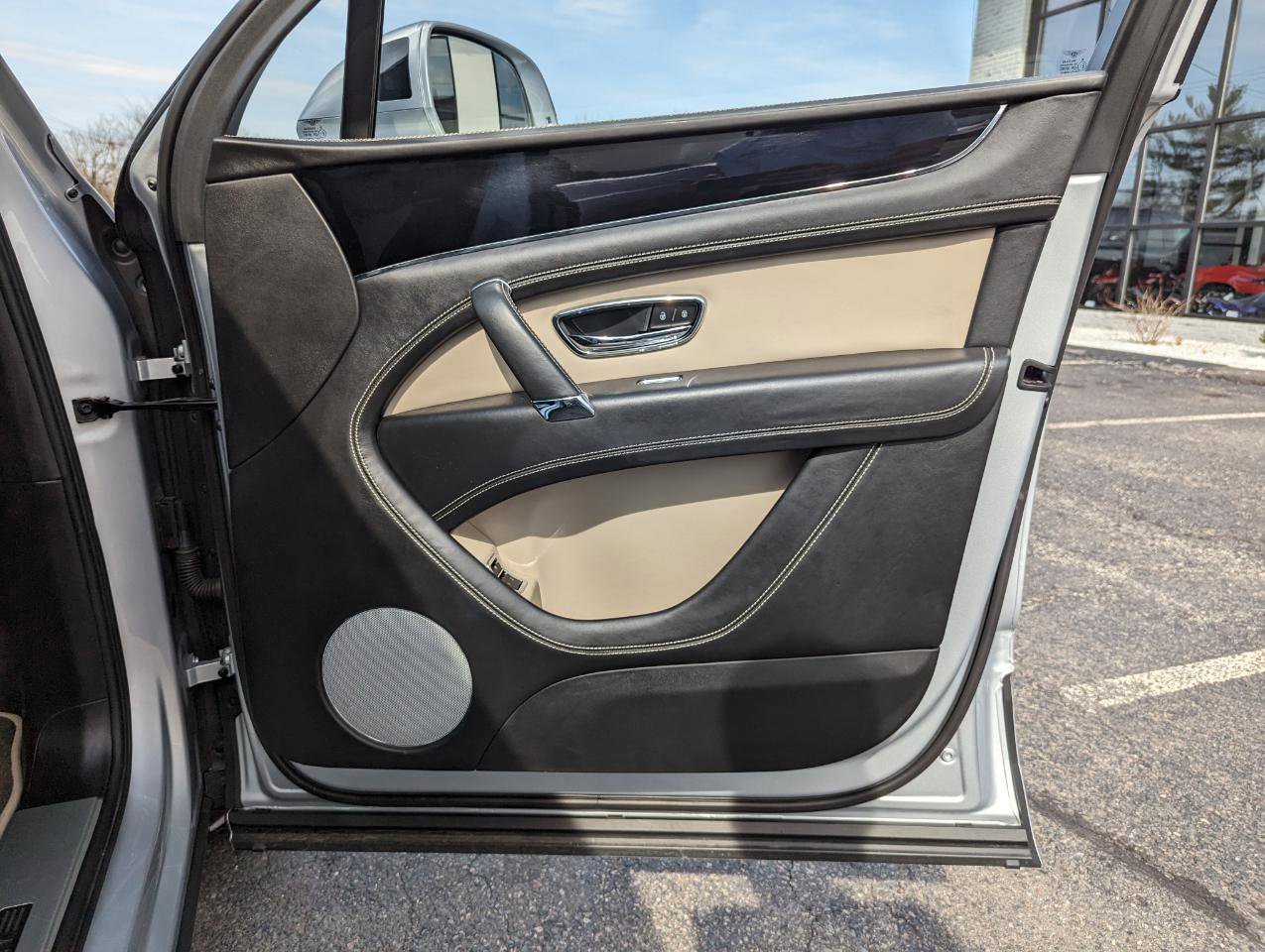 Used 2018 Bentley Bentayga Onyx Edition AWD/4WD image 31