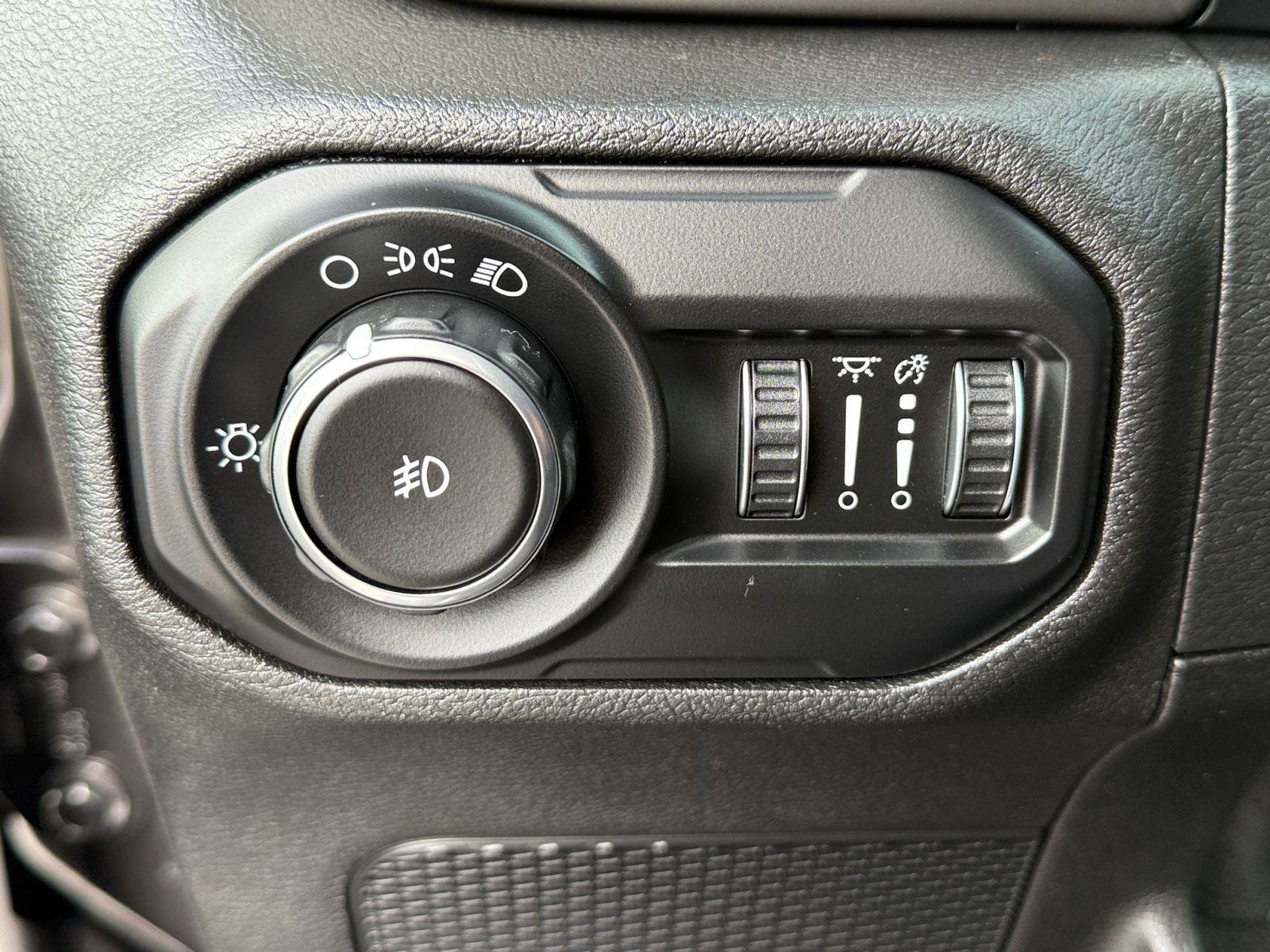 Used 2021 Jeep Wrangler Sport image 19