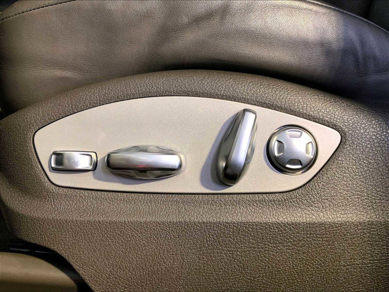 Certified 2023 Porsche Macan image 38