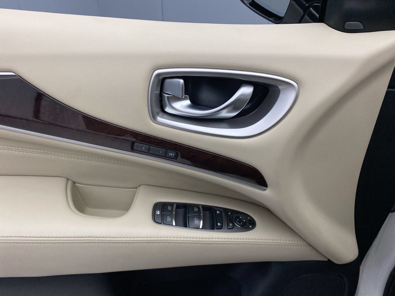 Used 2018 INFINITI QX60 Luxe w/ Deluxe Technology Package AWD/4WD image 12