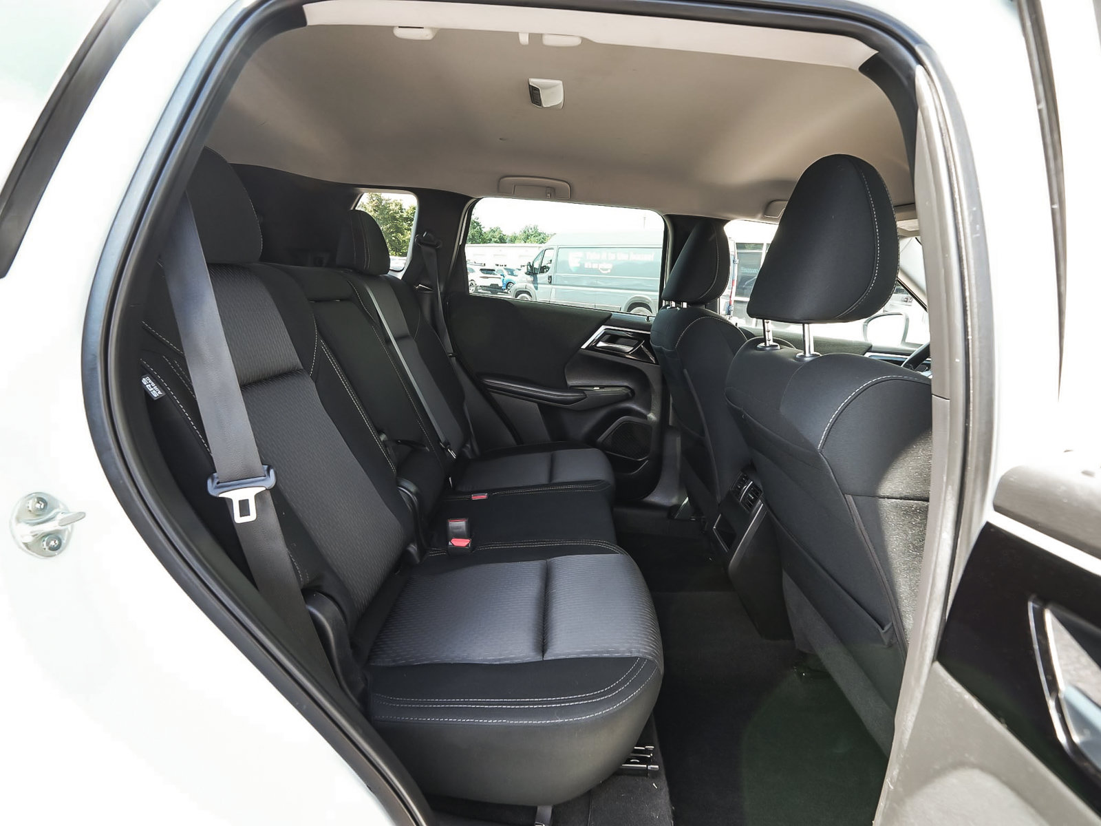 Used 2023 Mitsubishi Outlander ES AWD/4WD image 39