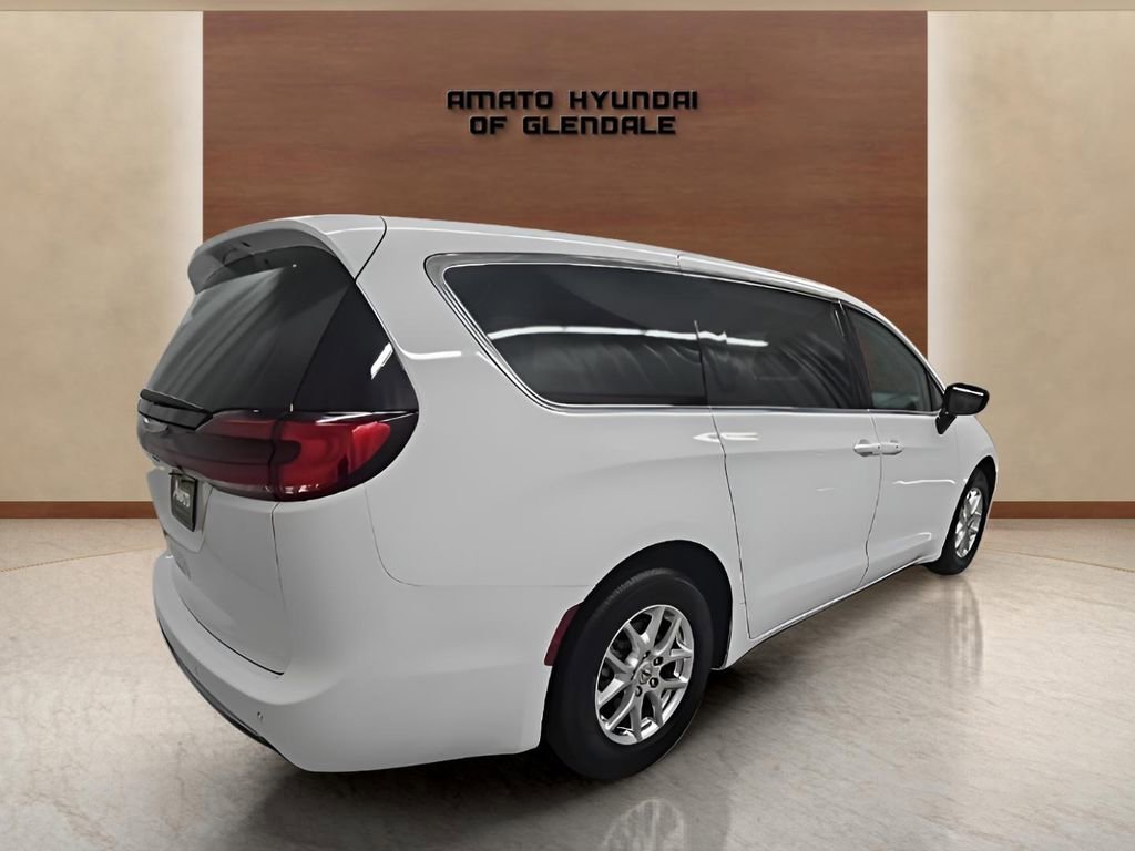 Used 2024 Chrysler Pacifica Touring-L image 6