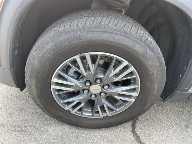 Used 2025 Chevrolet Traverse LT image 2