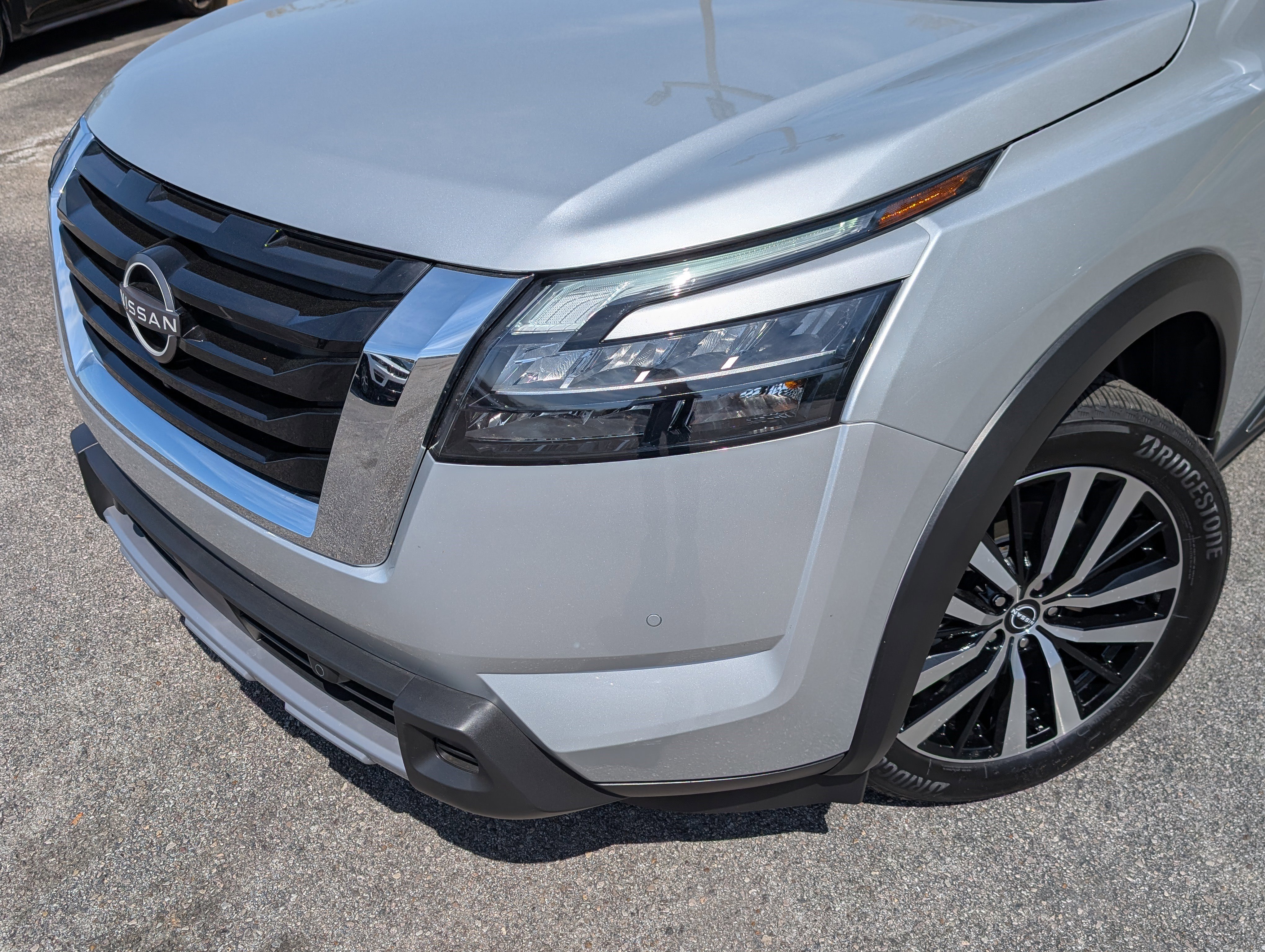 Used 2025 Nissan Pathfinder Platinum FWD image 13
