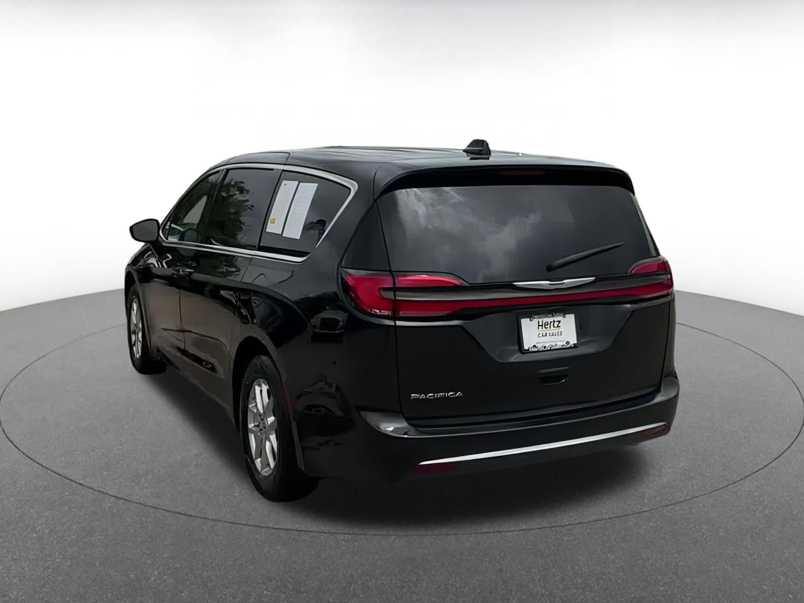 Used 2024 Chrysler Pacifica Touring-L image 9