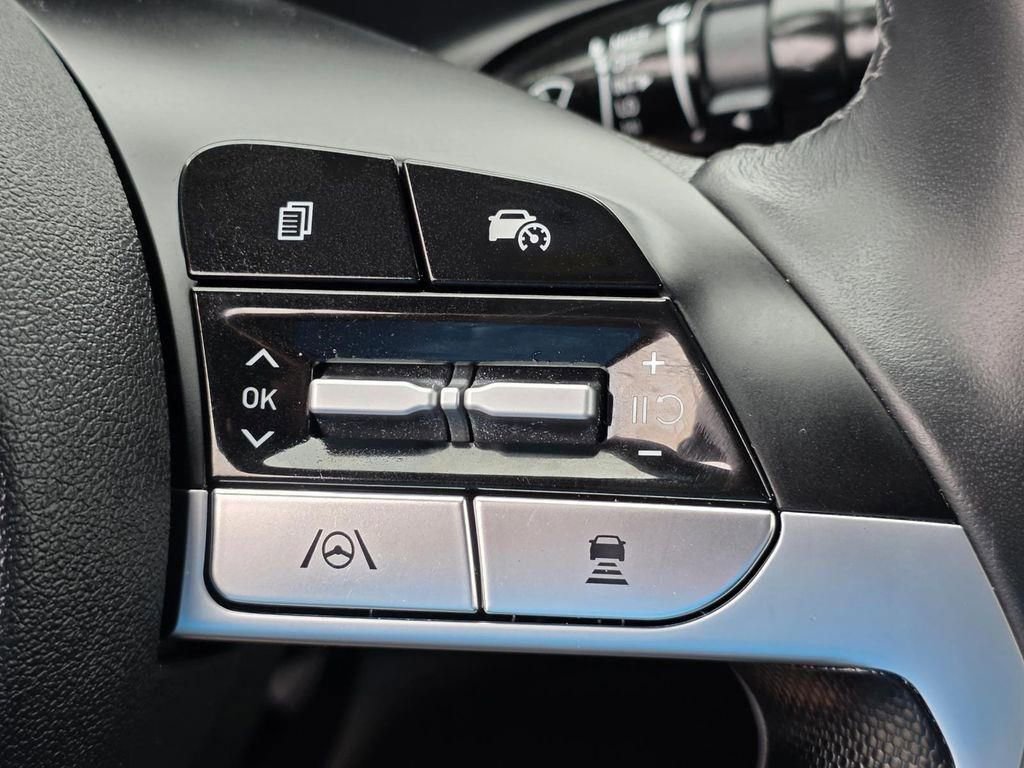 Used 2025 Hyundai Elantra SEL image 18