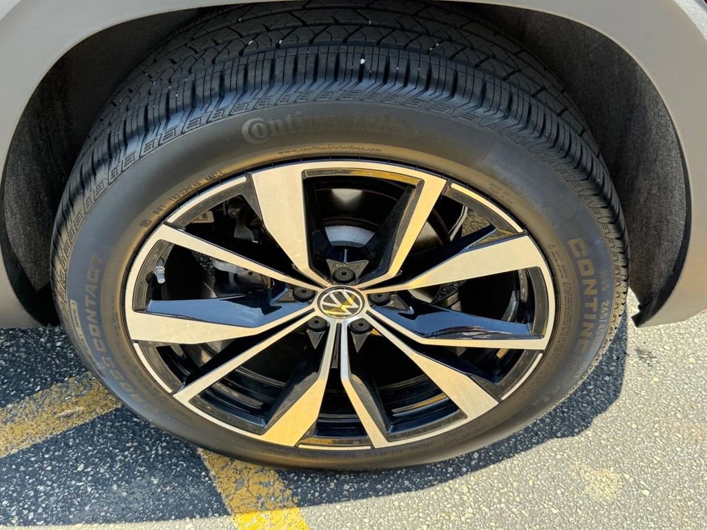 Certified 2025 Volkswagen Atlas Cross Sport SEL Premium R-Line AWD/4WD image 7