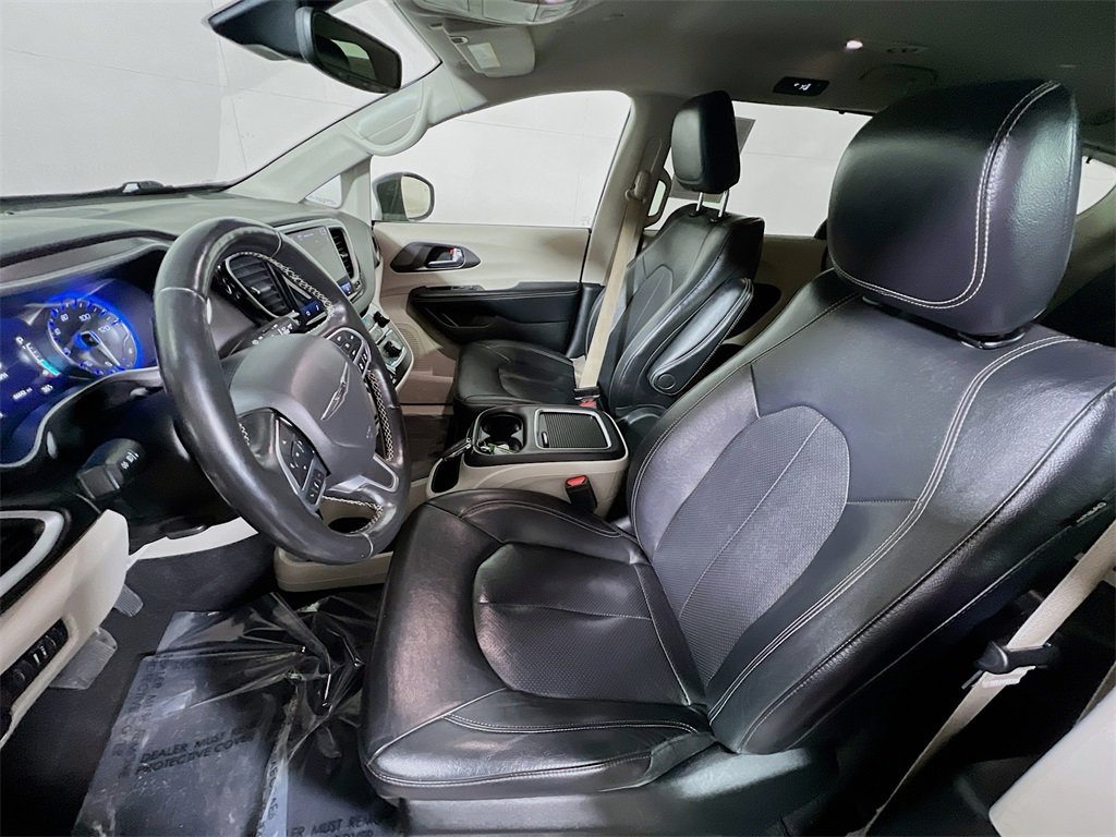 Used 2022 Chrysler Pacifica Touring-L image 19