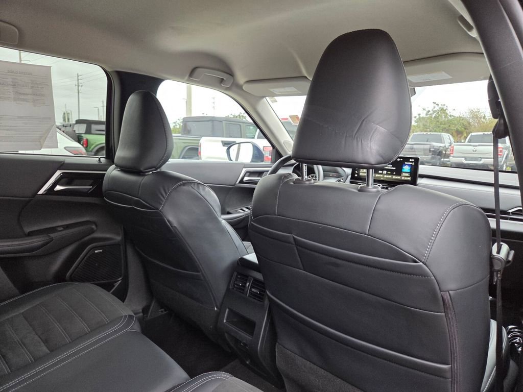 Used 2025 Mitsubishi Outlander SE image 12