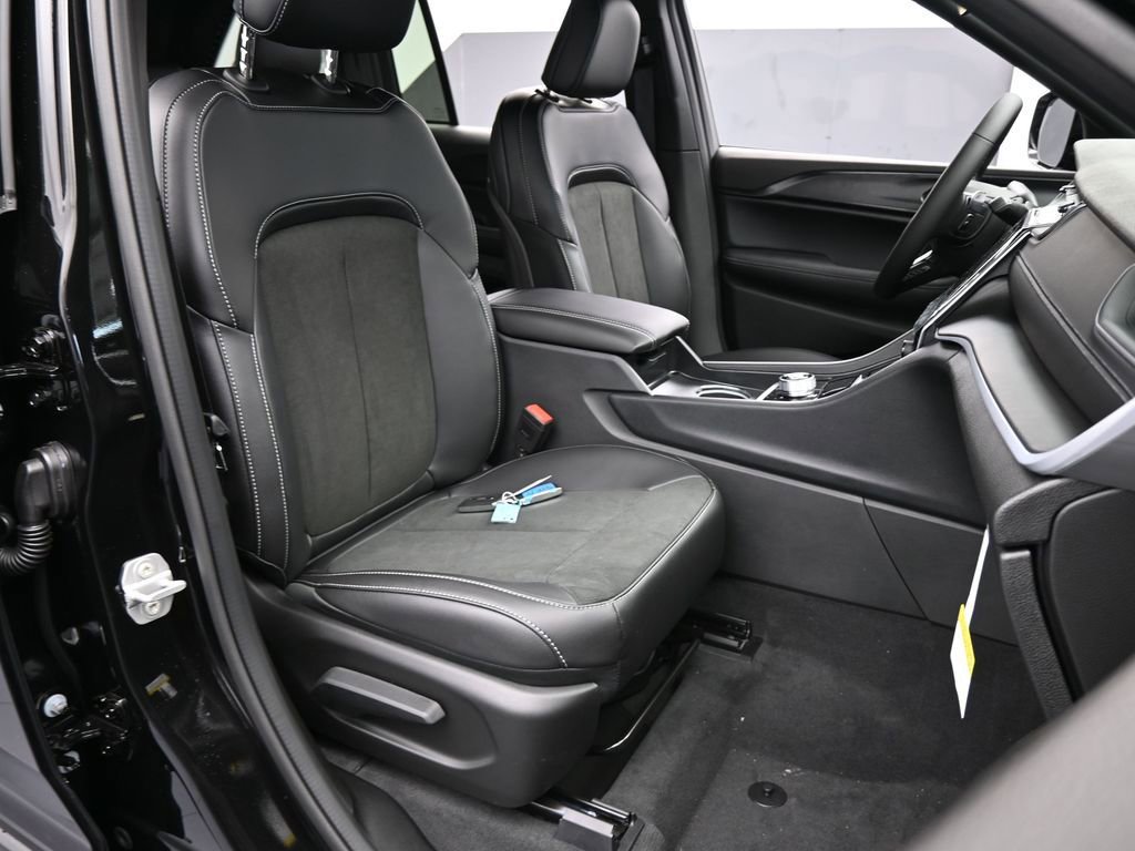 New 2025 Jeep Grand Cherokee Altitude image 38