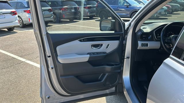 Used 2023 Honda Pilot Touring image 8