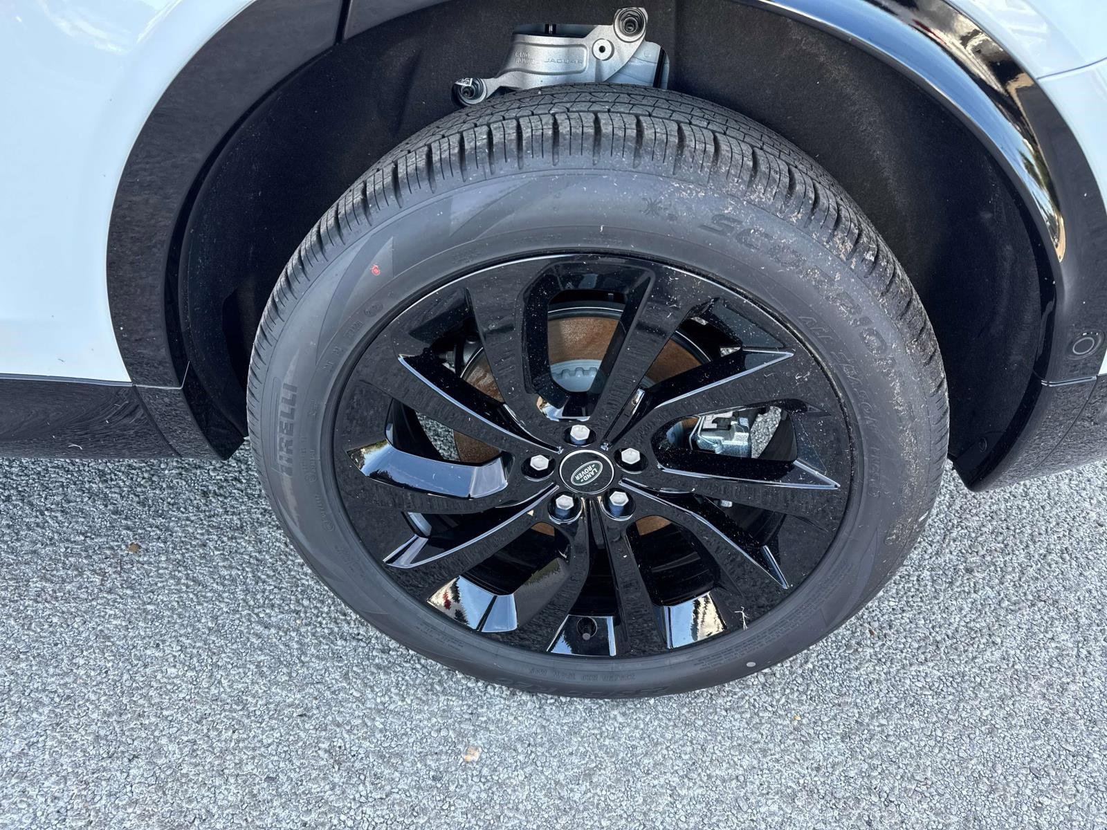 New 2025 Land Rover Discovery Sport Dynamic SE image 3