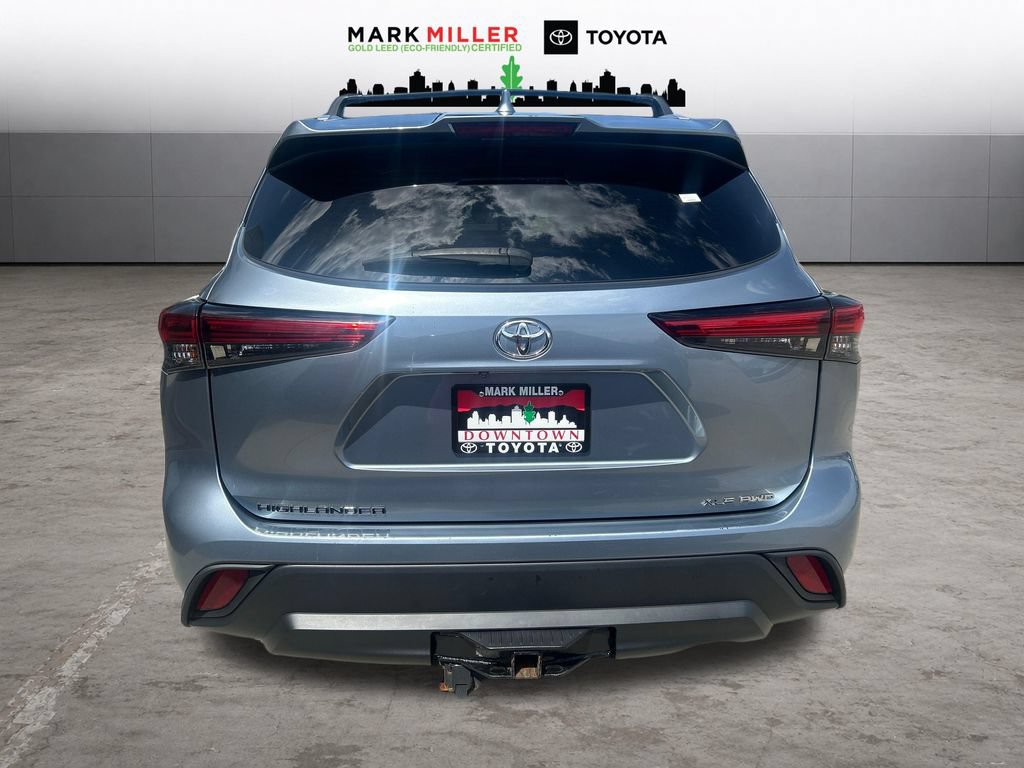 Used 2022 Toyota Highlander XLE AWD/4WD image 4