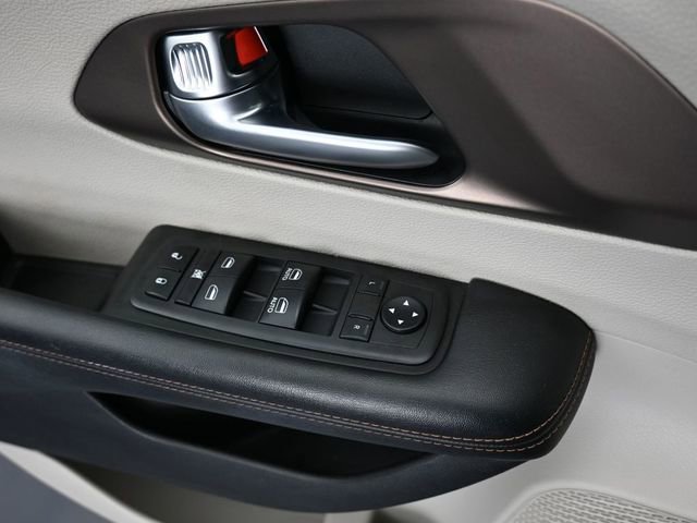 Used 2019 Chrysler Pacifica Touring-L image 39