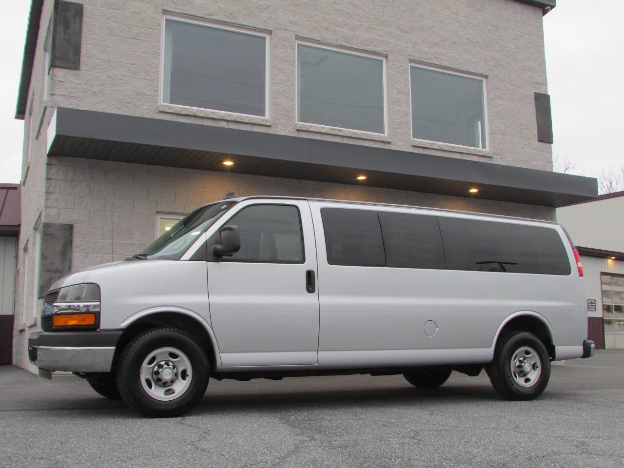 Used 2016 Chevrolet Express 3500 LT w/ LT Preferred Equipment Group RWD image 2