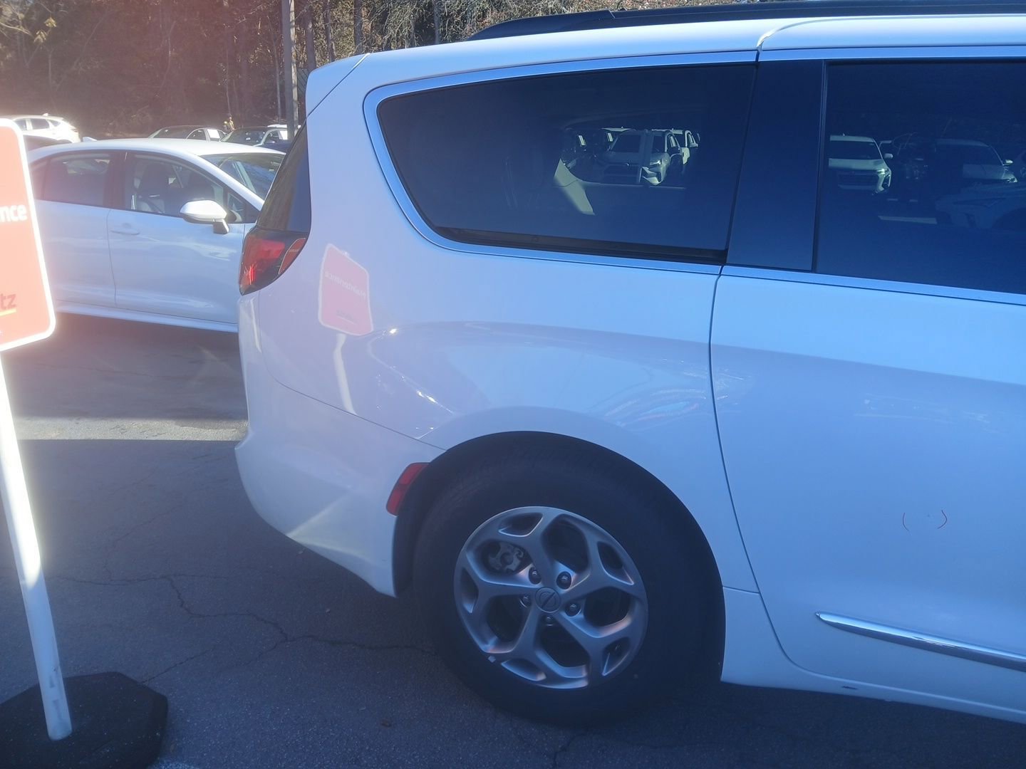 Used 2023 Chrysler Pacifica Limited image 7