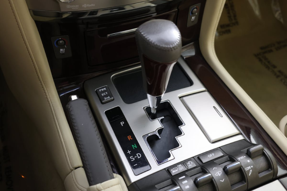 Used 2013 Lexus LX 570 4WD w/ Luxury Pkg w/Pre-crash image 6