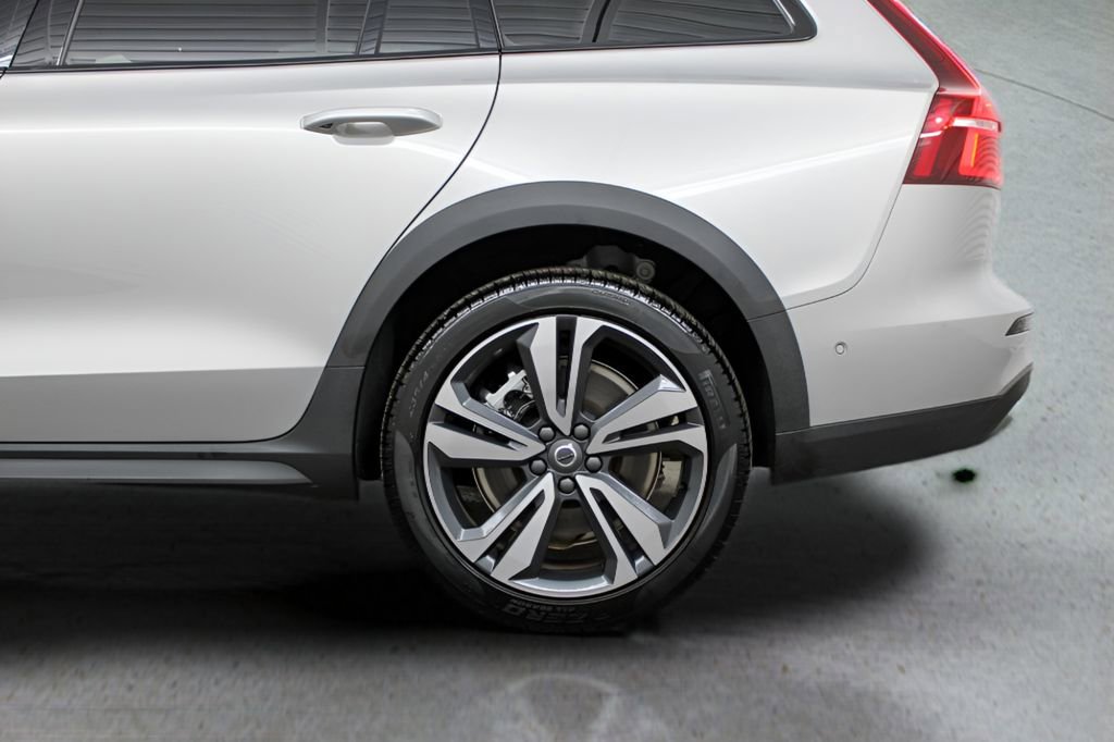 Used 2025 Volvo V60 B5 Cross Country Plus AWD/4WD image 14