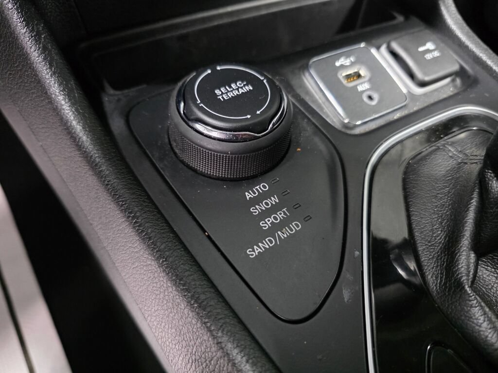 Used 2019 Jeep Cherokee Latitude Plus AWD/4WD image 15