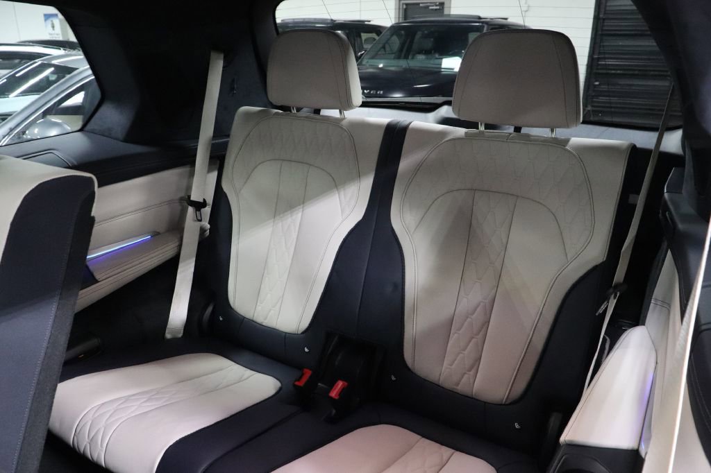 Used 2020 BMW X7 M50i w/ Dynamic Handling Package image 17