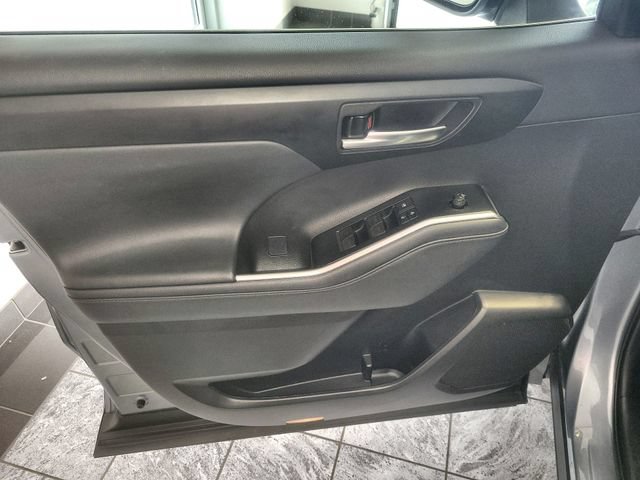 Used 2021 Toyota Highlander XLE AWD/4WD image 13