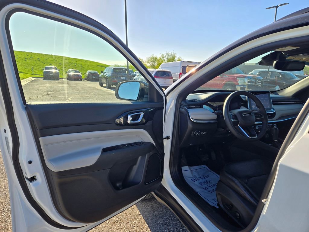 Used 2023 Jeep Compass Limited AWD/4WD image 12