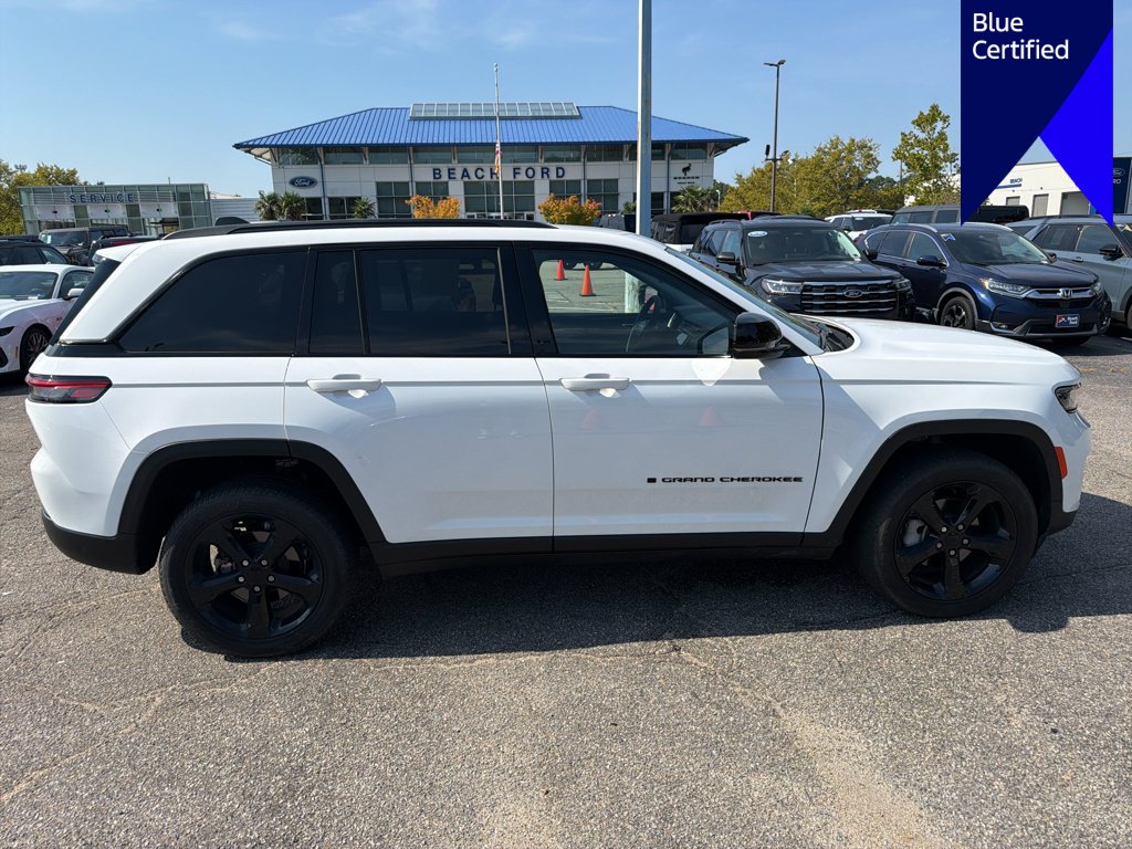 Used 2023 Jeep Grand Cherokee Limited w/ Black Appearance Package AWD/4WD image 4