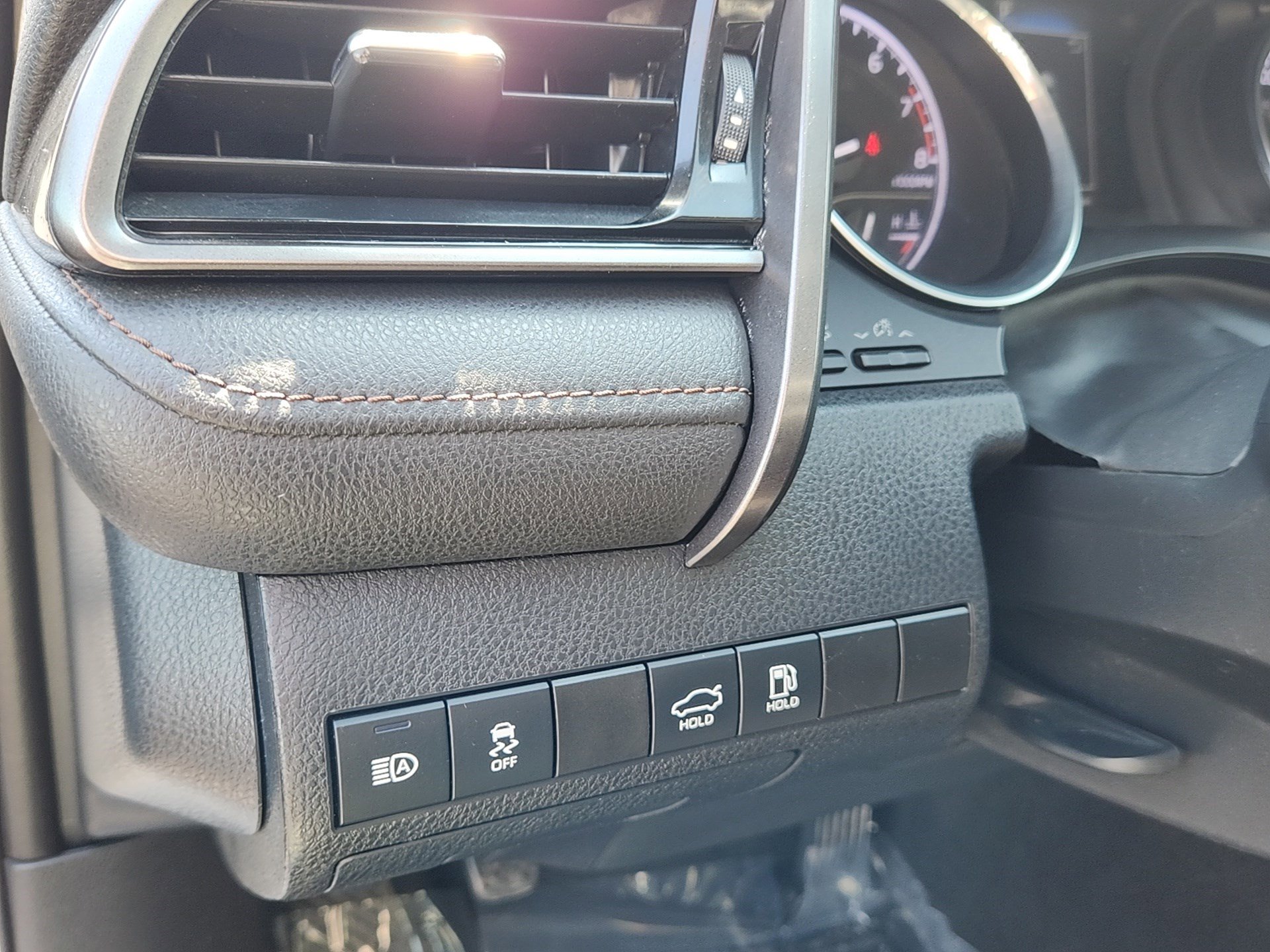 Used 2020 Toyota Camry LE FWD image 12