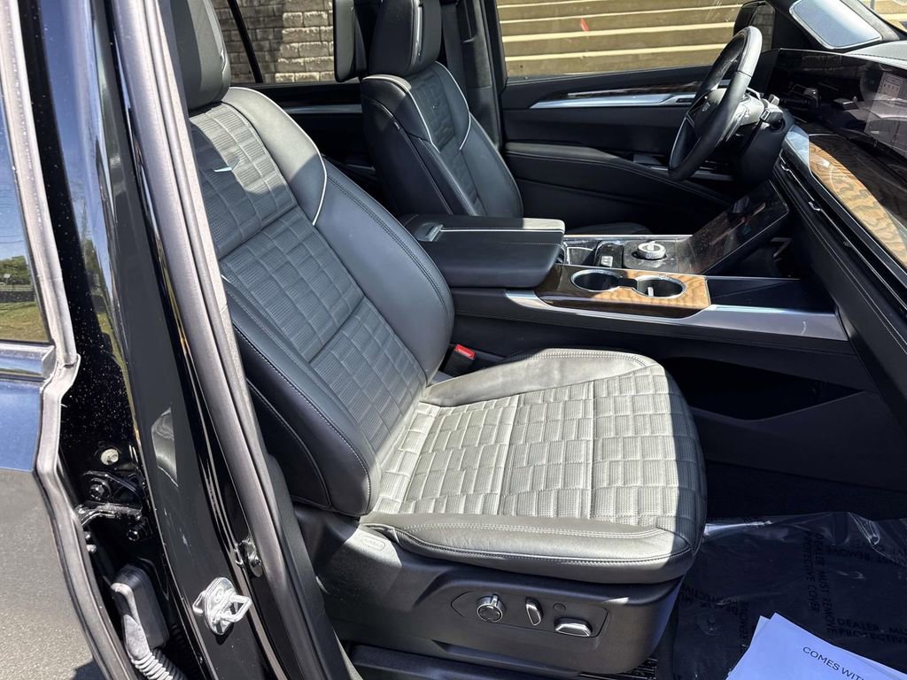 Used 2025 Cadillac Escalade Sport Platinum AWD/4WD image 7