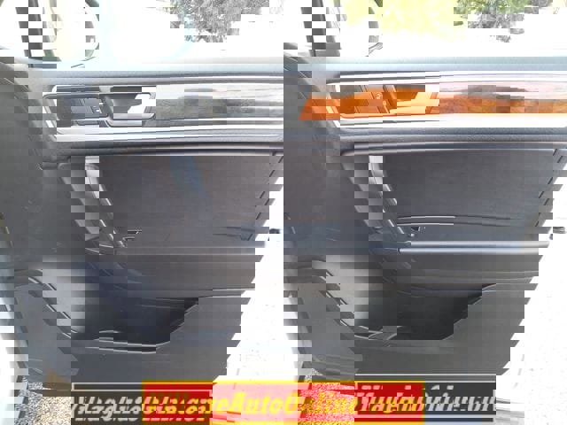 Used 2014 Volkswagen Touareg VR6 image 34