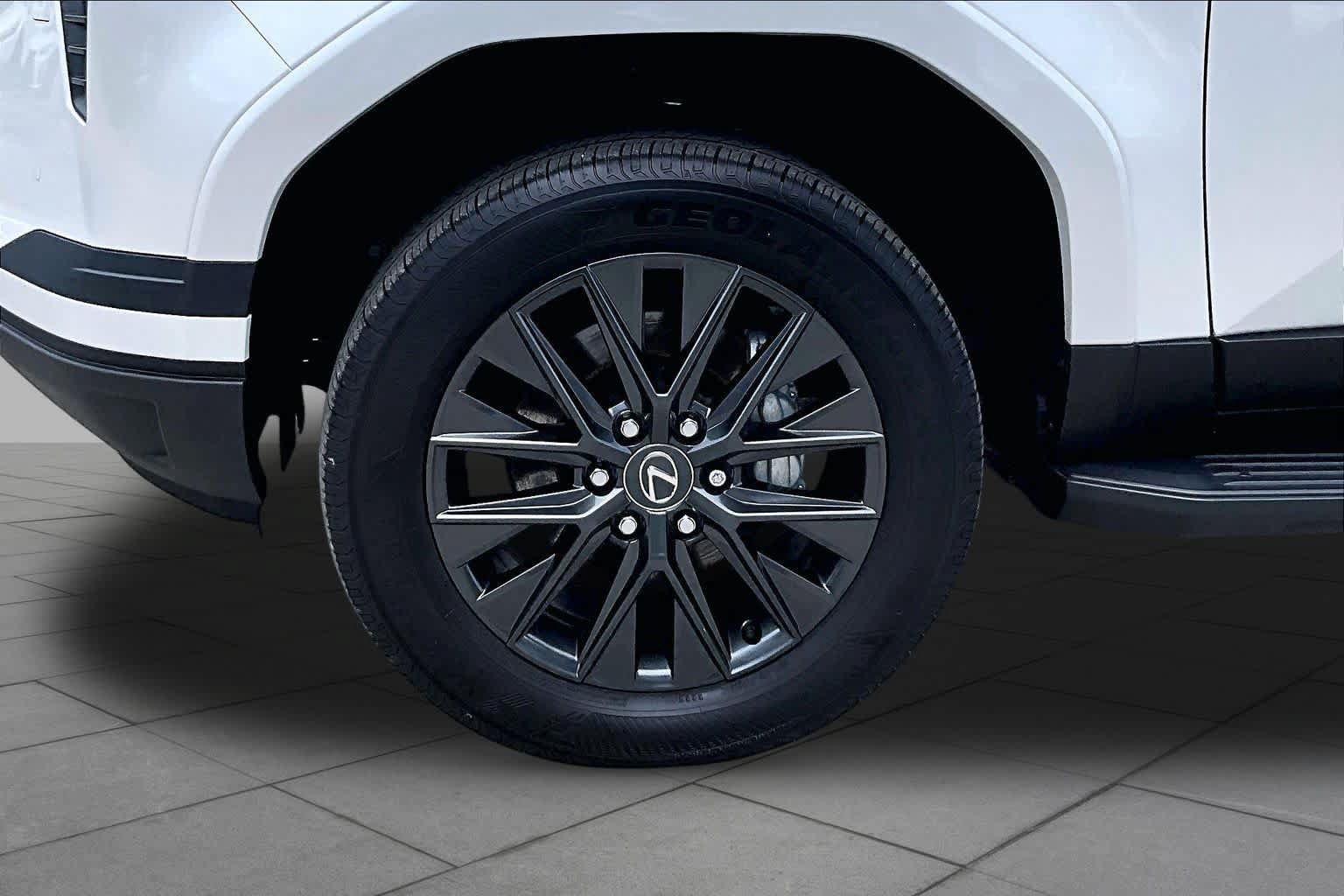 Used 2025 Lexus GX 550 w/ Cold Area Package AWD/4WD image 11