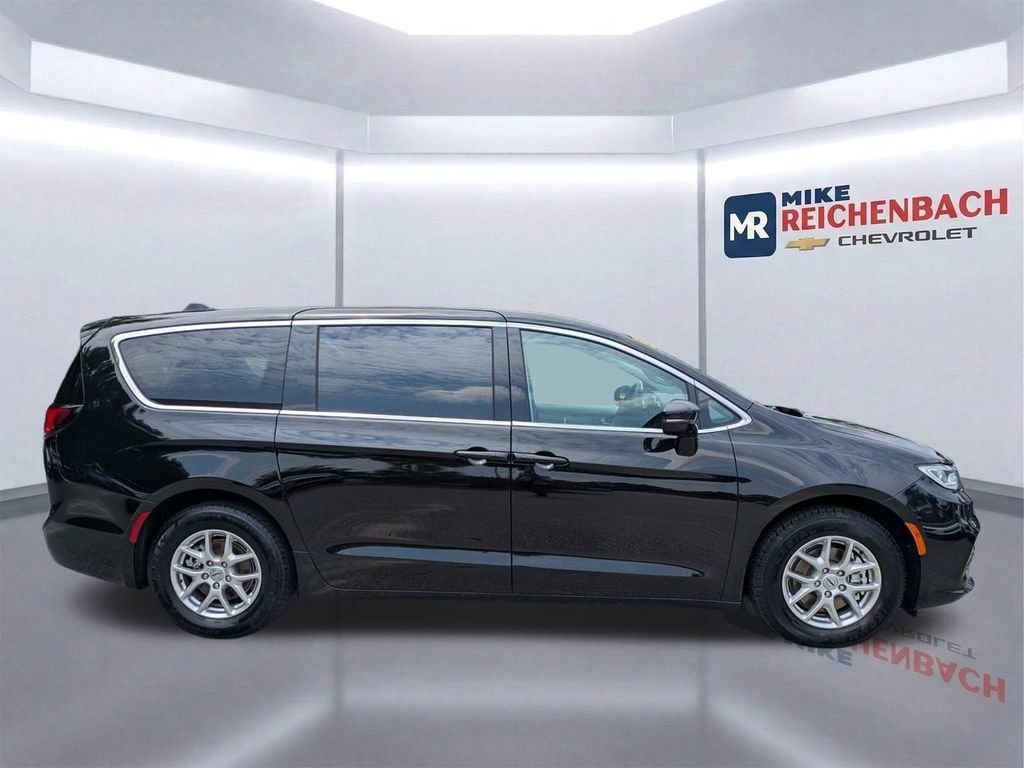 Used 2024 Chrysler Pacifica Touring-L FWD video 3