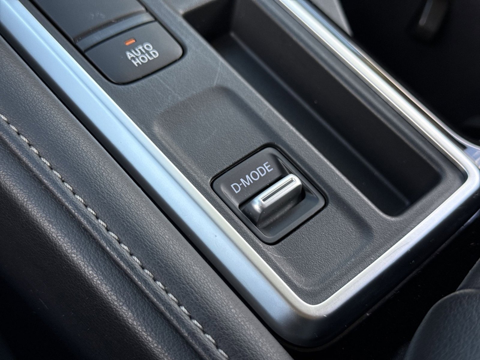 Used 2025 Nissan Pathfinder SV FWD image 37