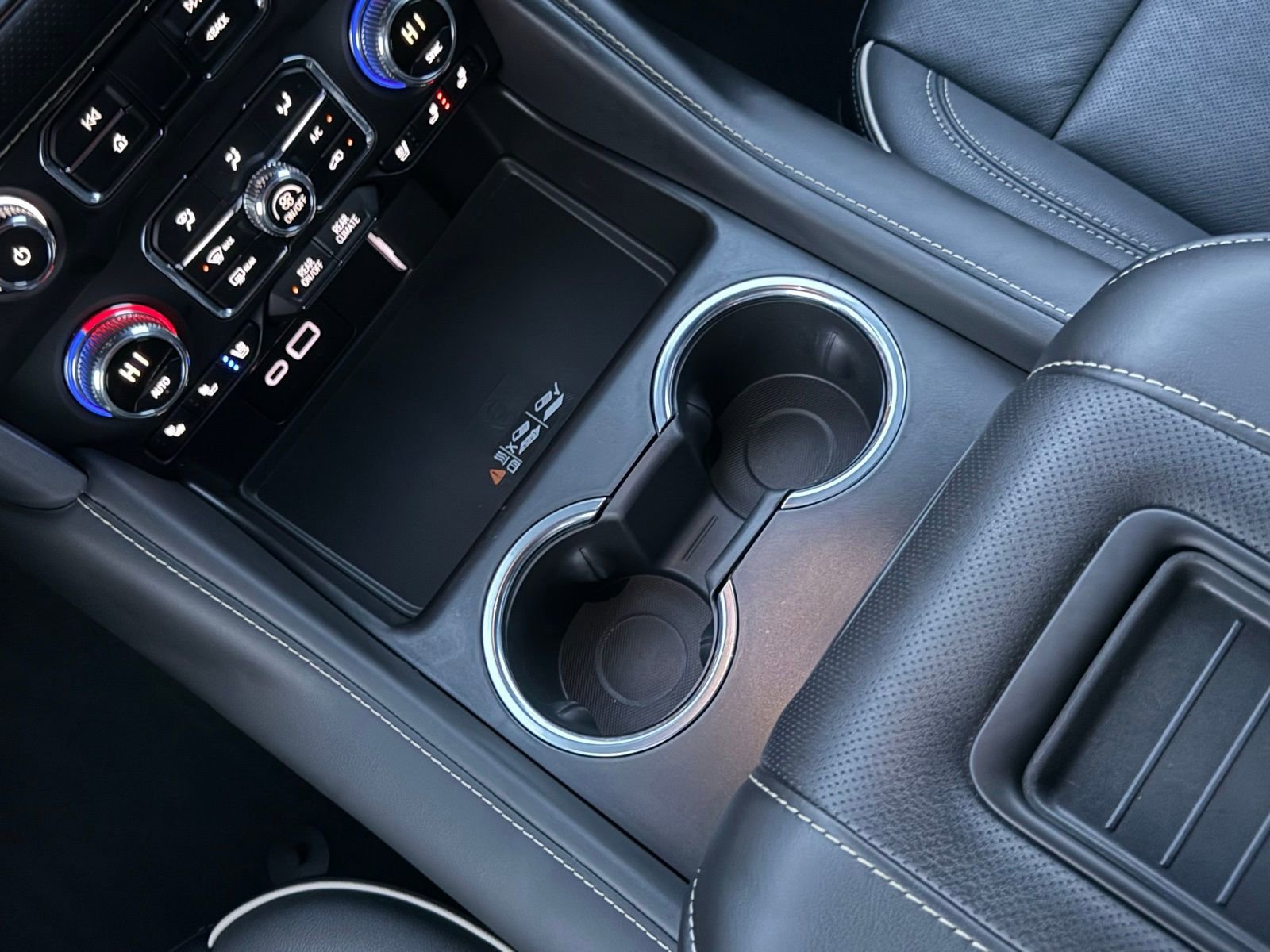 Used 2024 GMC Yukon SLT w/ SLT Luxury Package image 28