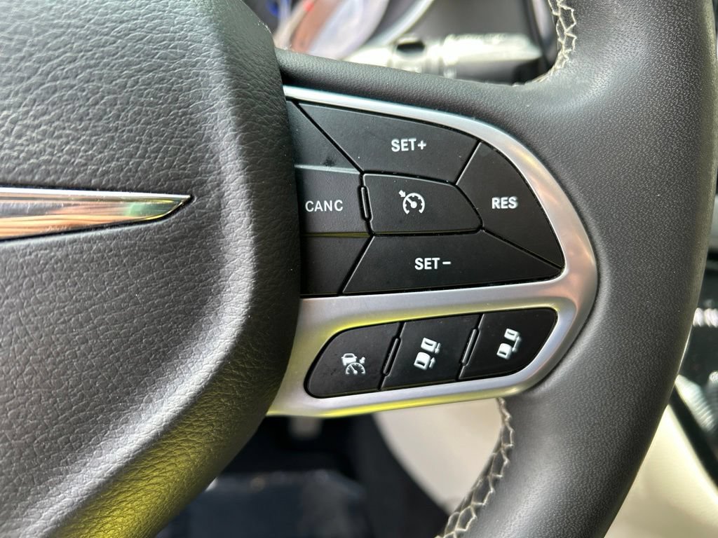 Used 2023 Chrysler Pacifica Touring-L FWD image 16