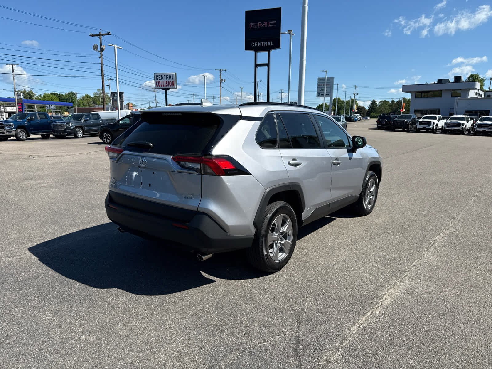 Used 2025 Toyota RAV4 LE AWD/4WD image 5
