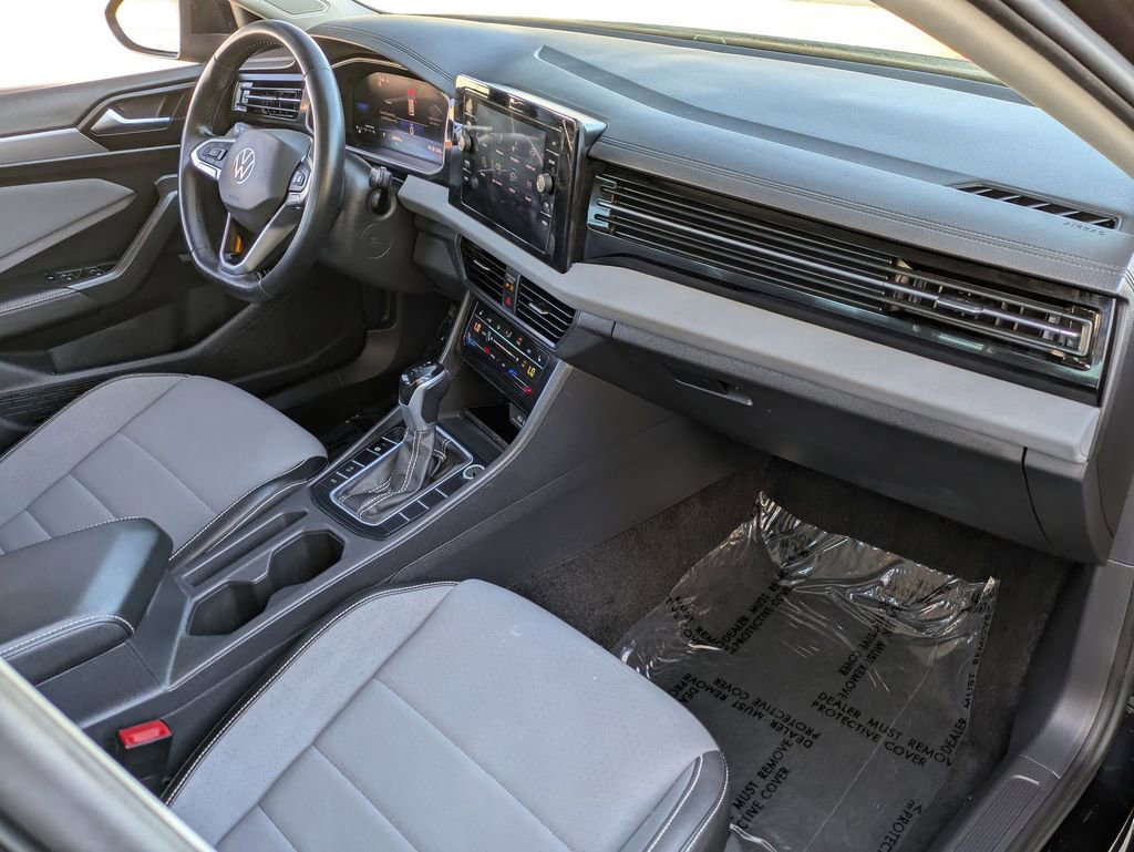 Used 2025 Volkswagen Jetta SE image 29