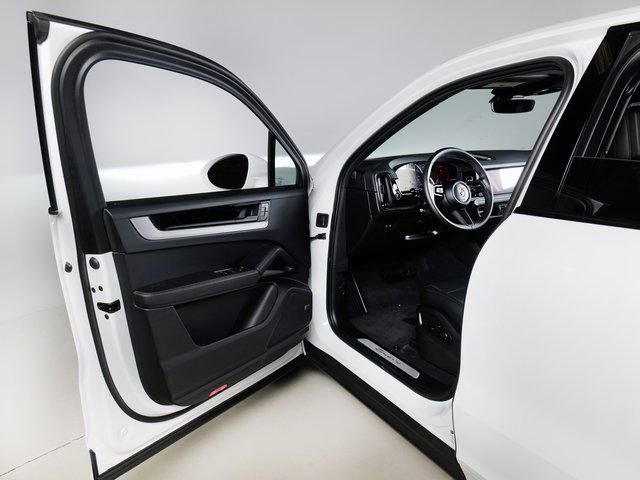 Certified 2026 Porsche Cayenne AWD/4WD image 25
