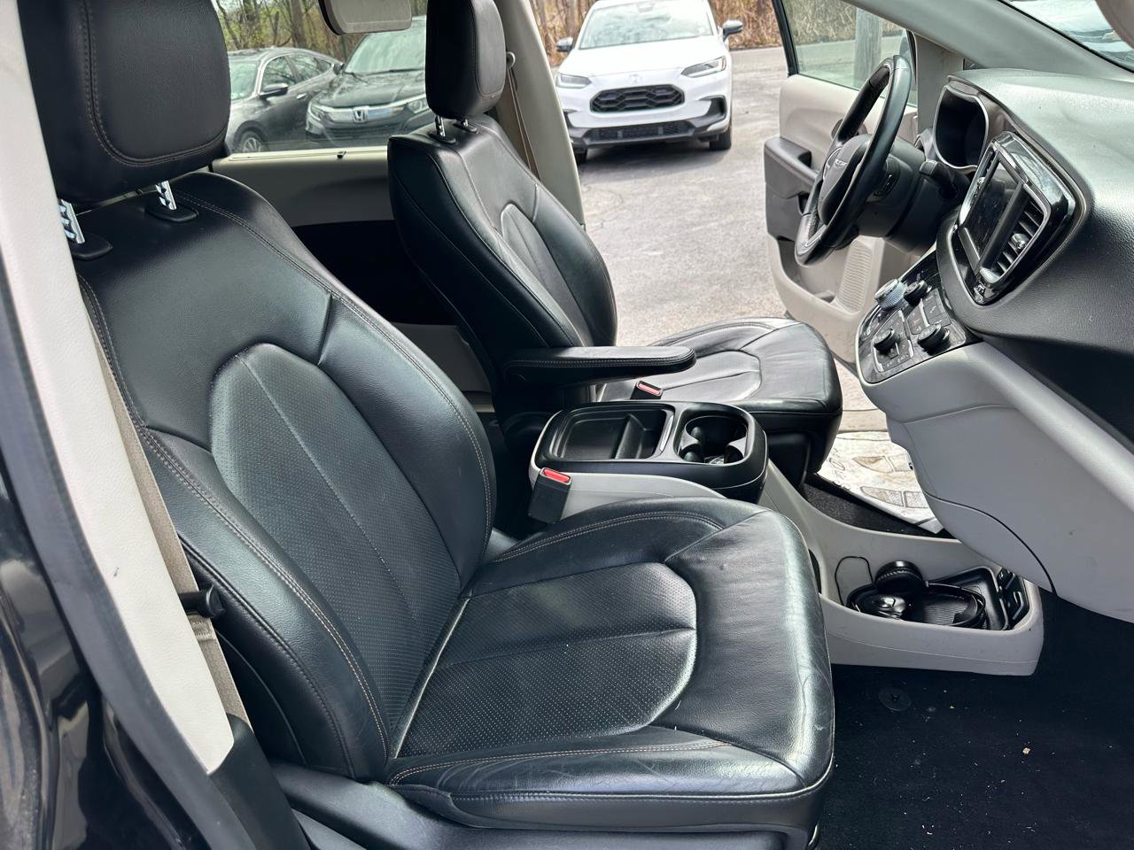 Used 2018 Chrysler Pacifica Touring-L image 18