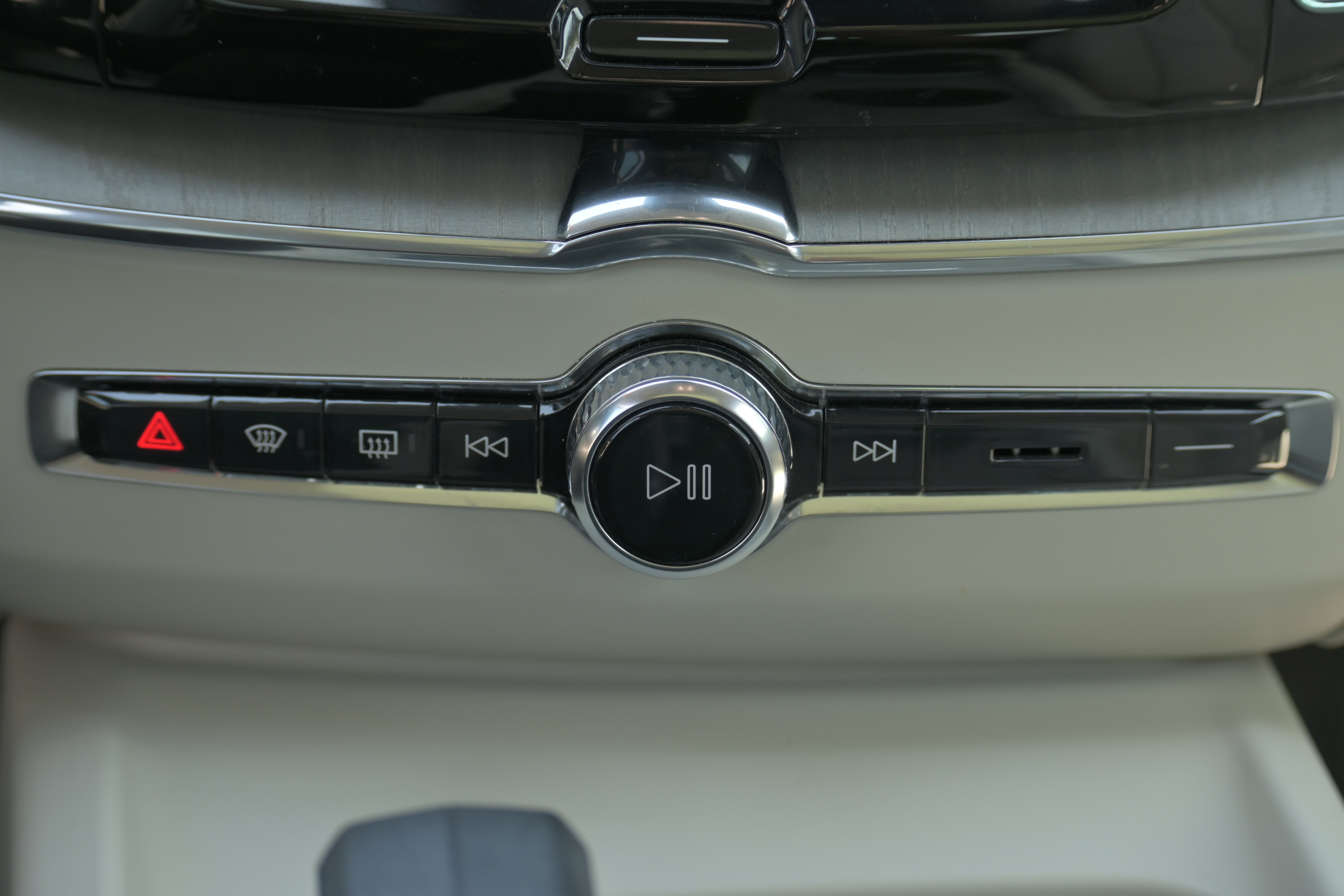 Used 2024 Volvo XC60 B5 Plus w/ Protection Package Premier image 12